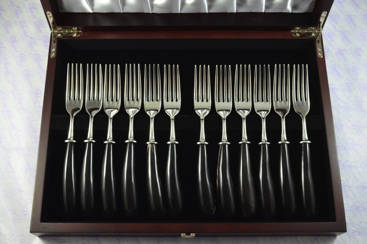Twelve Wooden Cased Brand New Genuine Water Buffalo Handle Table Forks Made in Sheffield England - Image 2