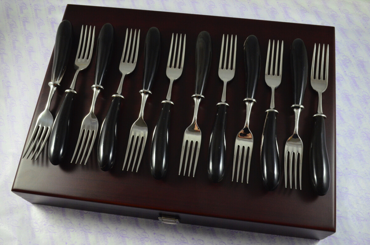 Twelve Wooden Cased Brand New Genuine Water Buffalo Handle Table Forks Made in Sheffield England - Image 10