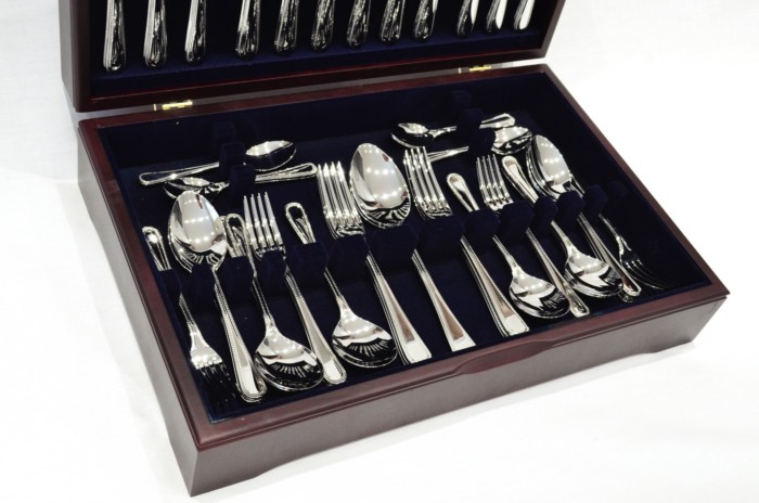 A Brand New Bead Pattern 44 Piece Mahogany Wooden Cased Canteen - Stainless Steel - Made in Sheffield - Image 3