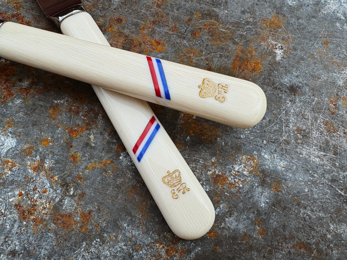 VE Day 80th Anniversary Limited Edition Cheese & Butter Knife Set - Image 3
