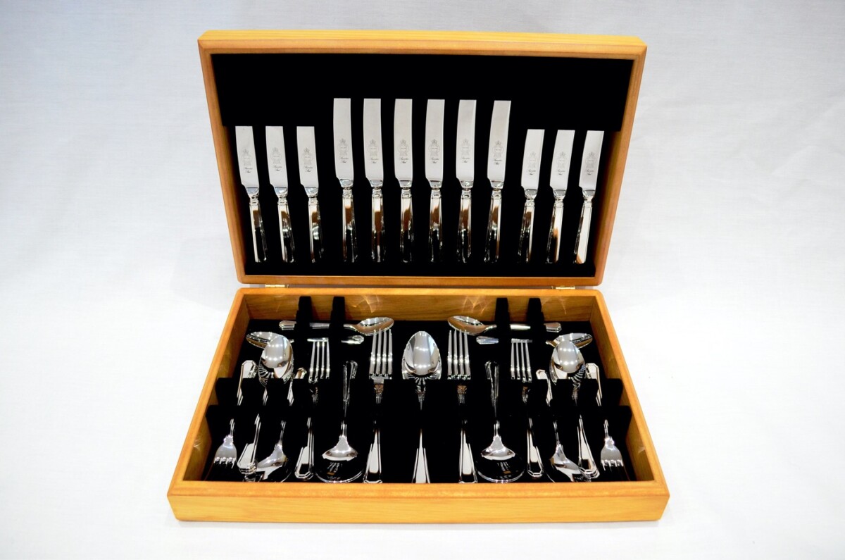A Brand New Grecian Pattern 44 Piece Oak Wooden Cased Canteen - Stainless Steel - Made in Sheffield