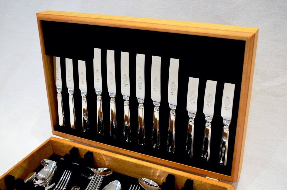 A Brand New Grecian Pattern 44 Piece Oak Wooden Cased Canteen - Stainless Steel - Made in Sheffield - Image 2