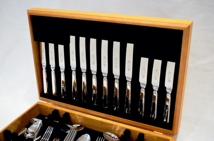 A Brand New Grecian Pattern 44 Piece Oak Wooden Cased Canteen - Stainless Steel - Made in Sheffield - Image 2