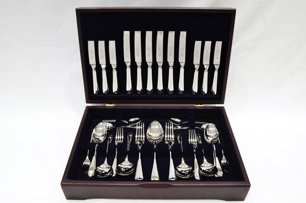 A Brand New Old English Pattern 44 Piece Mahogany Wooden Cased Canteen - Stainless Steel - Made in Sheffield