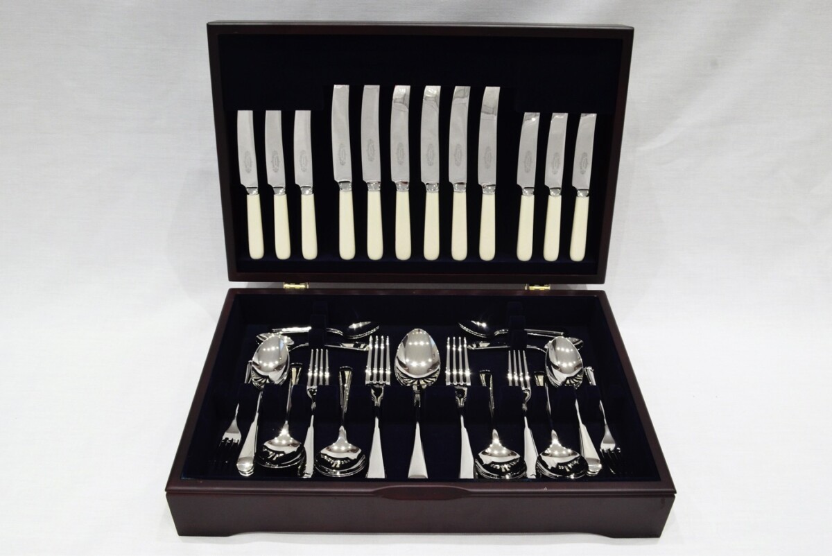 A Brand New Cream Handled 44 Piece Mahogany Wooden Cased Canteen - Stainless Steel - Made in Sheffield