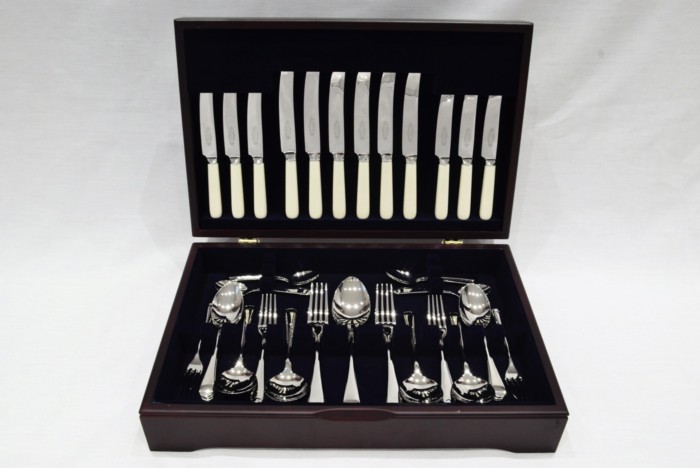 A Brand New Cream Handled 44 Piece Mahogany Wooden Cased Canteen - Stainless Steel - Made in Sheffield