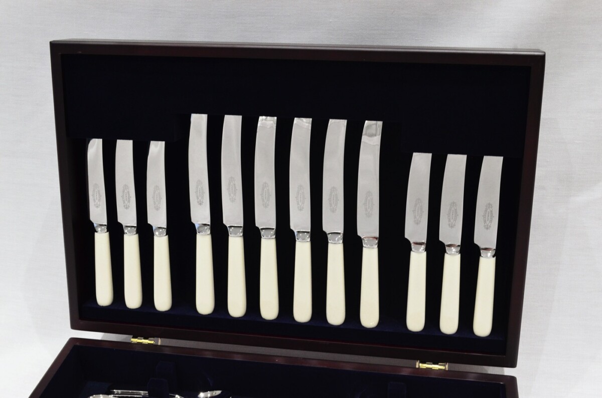 A Brand New Cream Handled 44 Piece Mahogany Wooden Cased Canteen - Stainless Steel - Made in Sheffield - Image 2