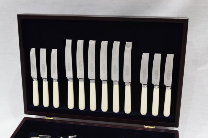 A Brand New Cream Handled 44 Piece Mahogany Wooden Cased Canteen - Stainless Steel - Made in Sheffield - Image 2