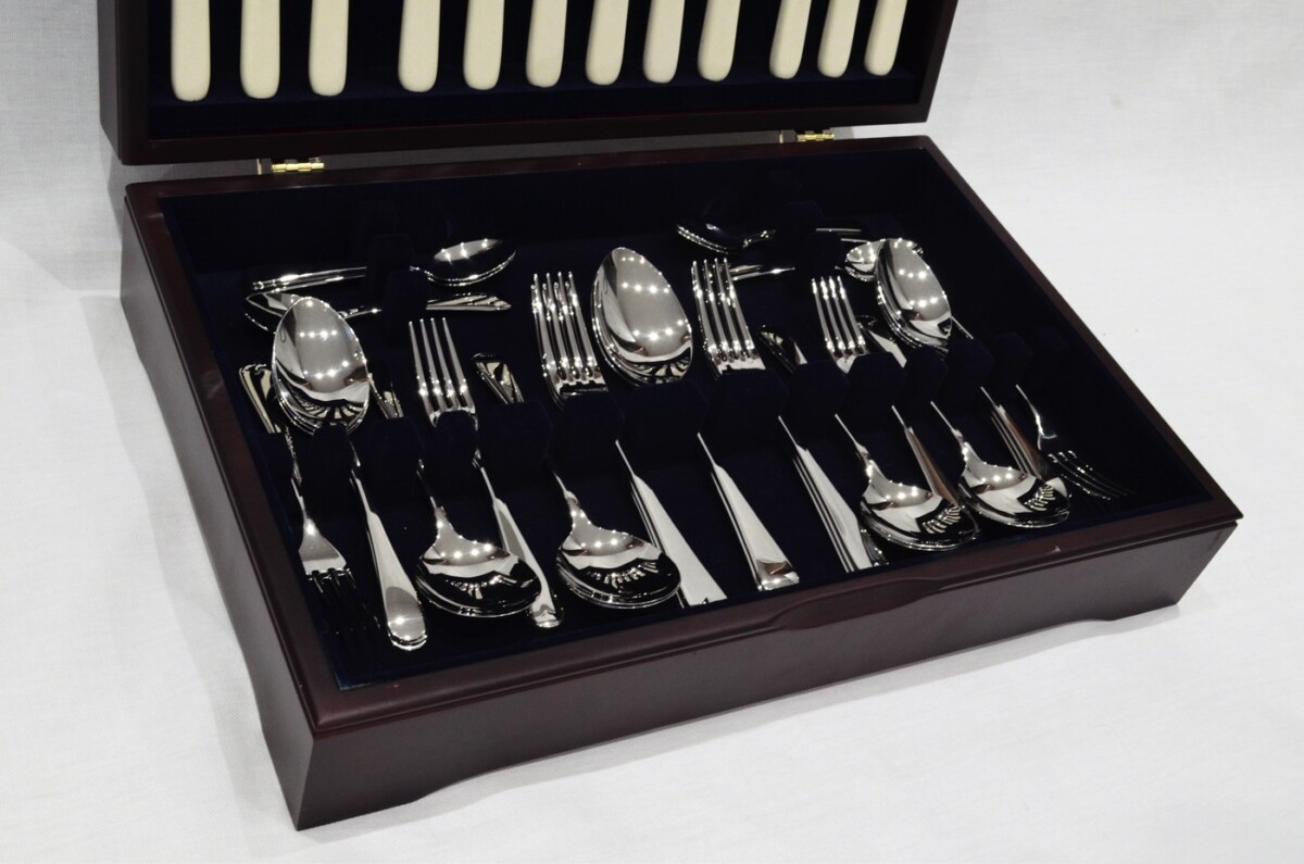 A Brand New Cream Handled 44 Piece Mahogany Wooden Cased Canteen - Stainless Steel - Made in Sheffield - Image 3