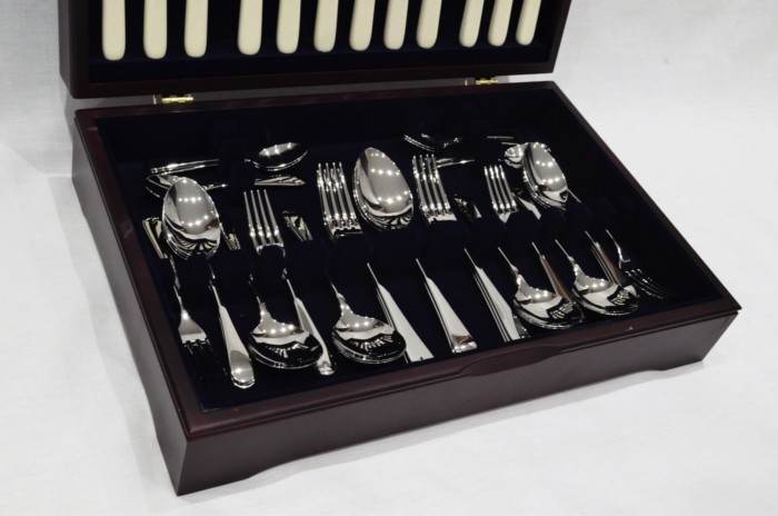A Brand New Cream Handled 44 Piece Mahogany Wooden Cased Canteen - Stainless Steel - Made in Sheffield - Image 3