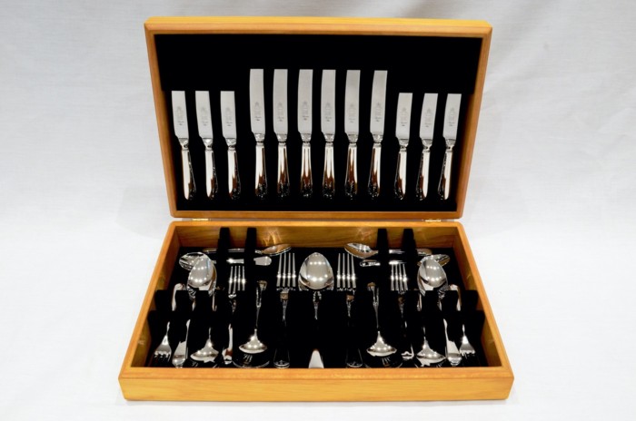 A Brand New Old English Pattern 44 Piece Oak Wooden Cased Canteen - Stainless Steel - Made in Sheffield