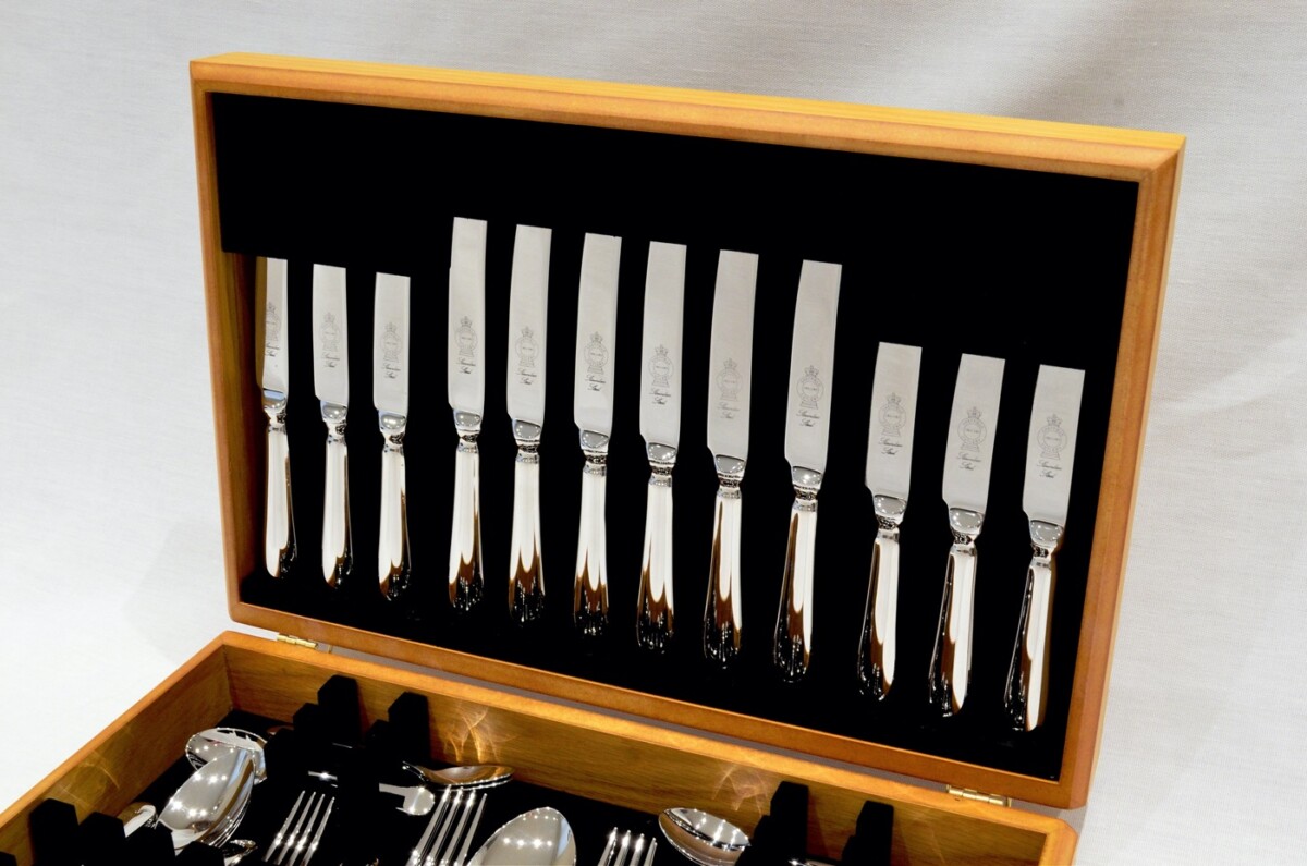A Brand New Old English Pattern 44 Piece Oak Wooden Cased Canteen - Stainless Steel - Made in Sheffield - Image 2
