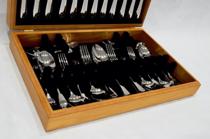 A Brand New Old English Pattern 44 Piece Oak Wooden Cased Canteen - Stainless Steel - Made in Sheffield - Image 3