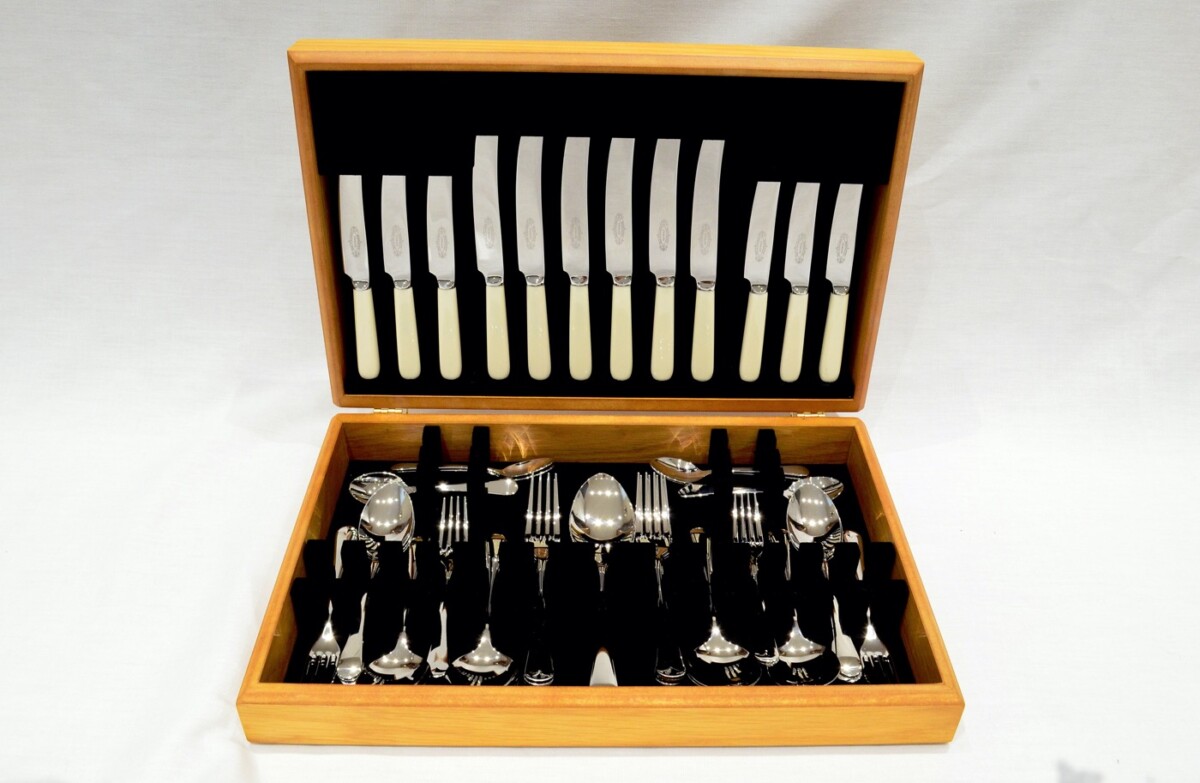 A Brand New Cream Handled 44 Piece Oak Wooden Cased Canteen - Stainless Steel - Made in Sheffield