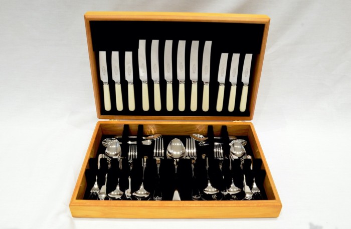 A Brand New Cream Handled 44 Piece Oak Wooden Cased Canteen - Stainless Steel - Made in Sheffield