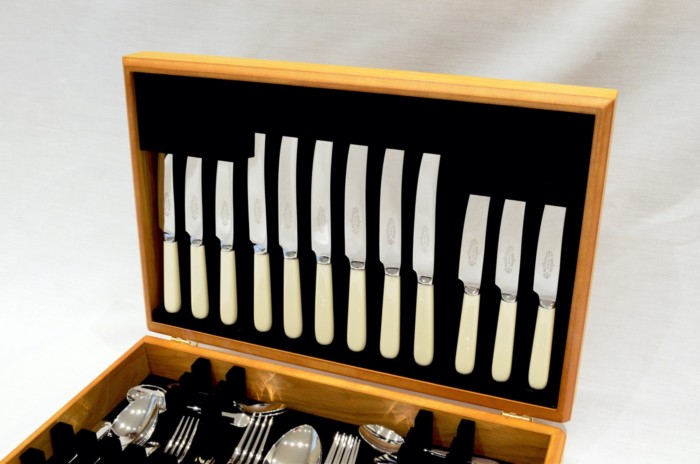 A Brand New Cream Handled 44 Piece Oak Wooden Cased Canteen - Stainless Steel - Made in Sheffield - Image 2