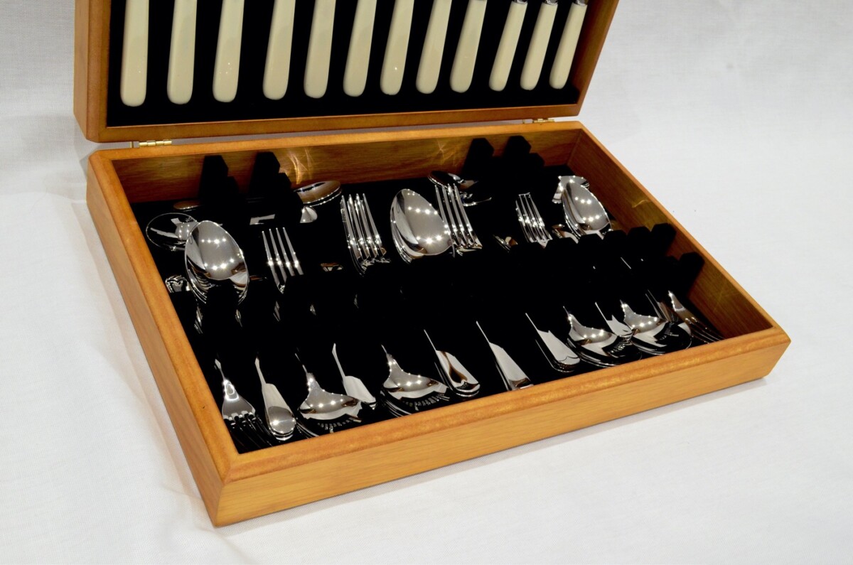 A Brand New Cream Handled 44 Piece Oak Wooden Cased Canteen - Stainless Steel - Made in Sheffield - Image 3
