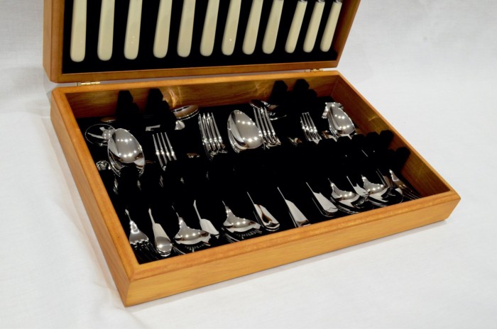A Brand New Cream Handled 44 Piece Oak Wooden Cased Canteen - Stainless Steel - Made in Sheffield - Image 3