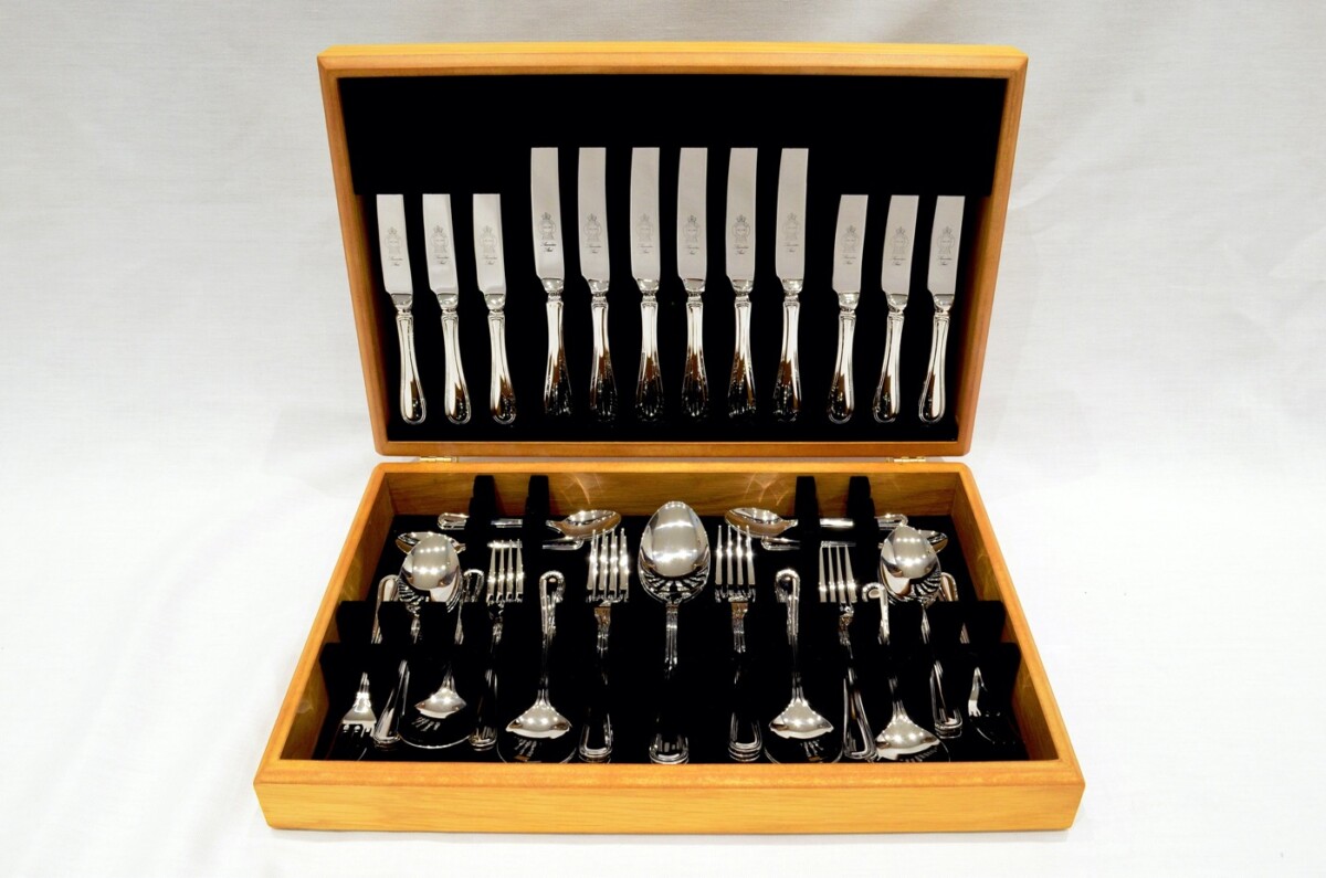 A Brand New Old English Thread Pattern 44 Piece Oak Wooden Cased Canteen - Stainless Steel - Made in Sheffield