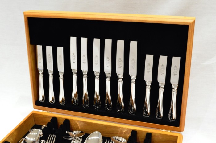 A Brand New Old English Thread Pattern 44 Piece Oak Wooden Cased Canteen - Stainless Steel - Made in Sheffield - Image 2