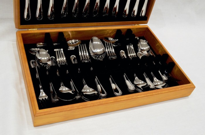 A Brand New Old English Thread Pattern 44 Piece Oak Wooden Cased Canteen - Stainless Steel - Made in Sheffield - Image 3