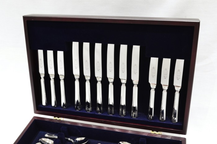 A Brand New Harley Pattern 44 Piece Mahogany Wooden Cased Canteen - Stainless Steel - Made in Sheffield - Image 2