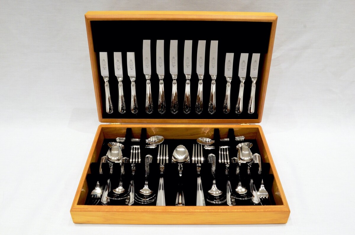 A Brand New Chester Pattern 44 Piece Oak Wooden Cased Canteen - Stainless Steel - Made in Sheffield