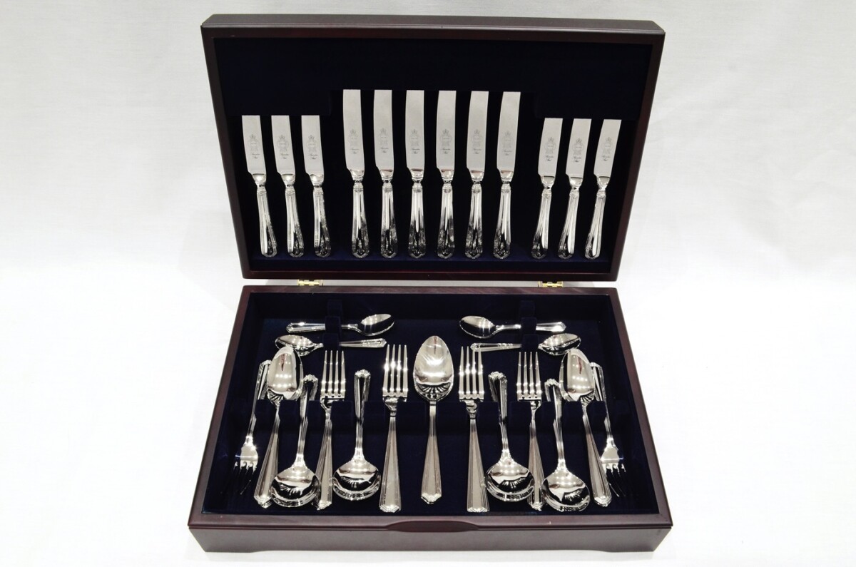 A Brand New Chester Pattern 44 Piece Mahogany Wooden Cased Canteen - Stainless Steel - Made in Sheffield
