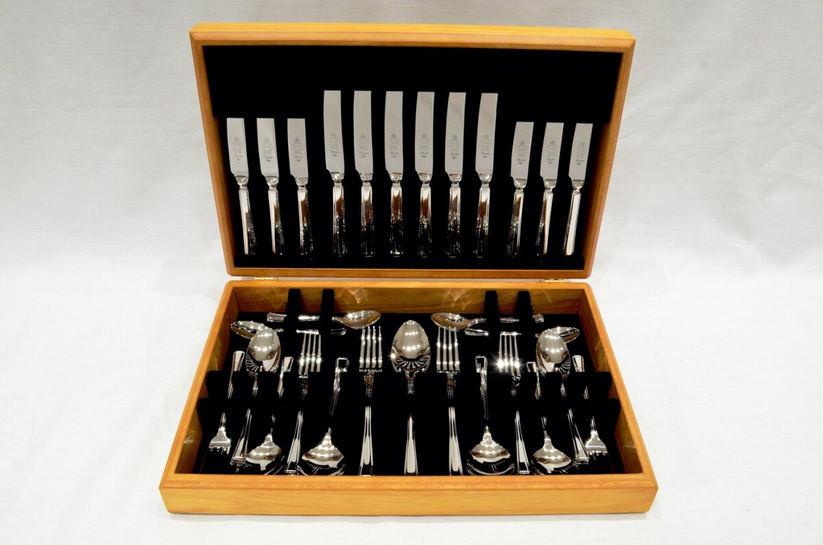 A Brand New Harley Pattern 44 Piece Oak Wooden Cased Canteen - Stainless Steel - Made in Sheffield