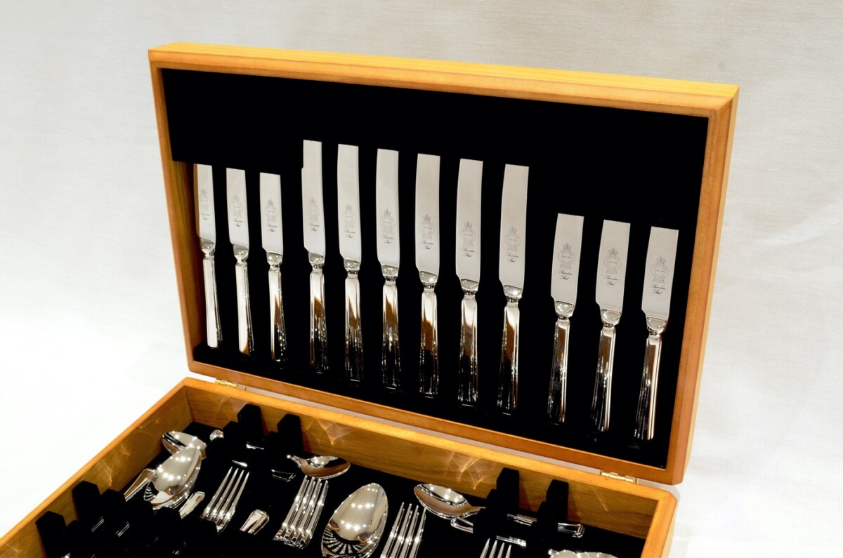 A Brand New Harley Pattern 44 Piece Oak Wooden Cased Canteen - Stainless Steel - Made in Sheffield - Image 2
