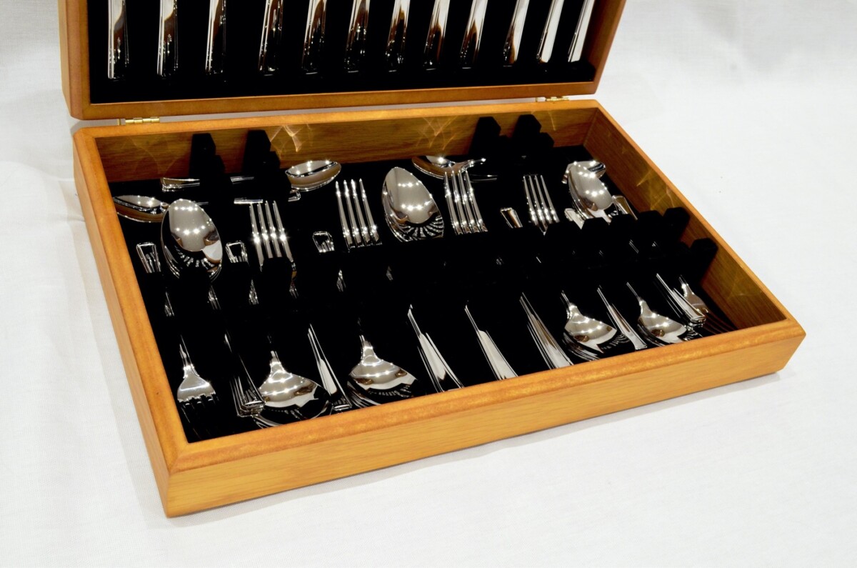 A Brand New Harley Pattern 44 Piece Oak Wooden Cased Canteen - Stainless Steel - Made in Sheffield - Image 3