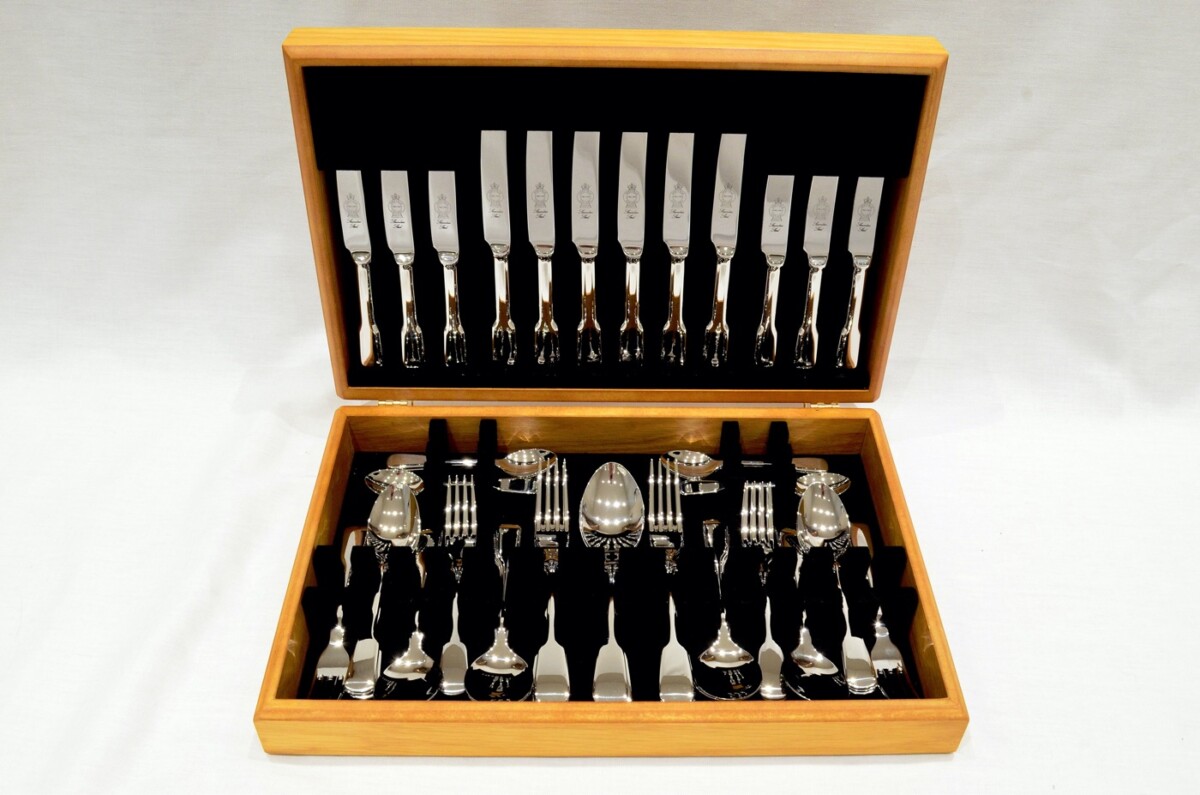 A Brand New Fiddle Pattern 44 Piece Oak Wooden Cased Canteen - Stainless Steel - Made in Sheffield