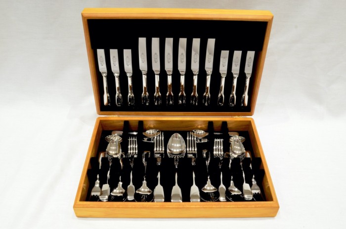 A Brand New Fiddle Pattern 44 Piece Oak Wooden Cased Canteen - Stainless Steel - Made in Sheffield
