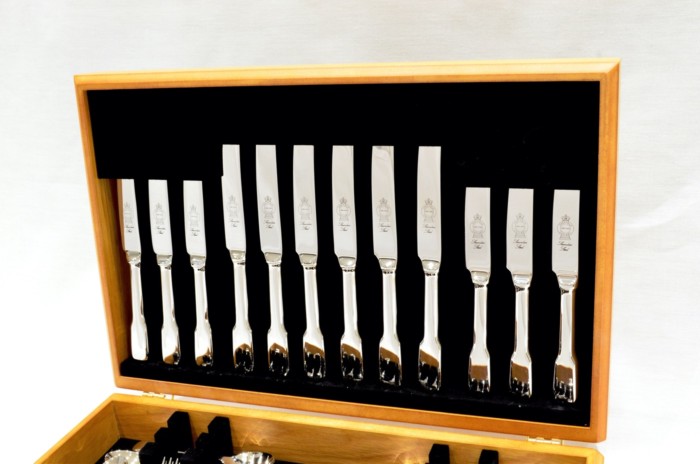 A Brand New Fiddle Pattern 44 Piece Oak Wooden Cased Canteen - Stainless Steel - Made in Sheffield - Image 2