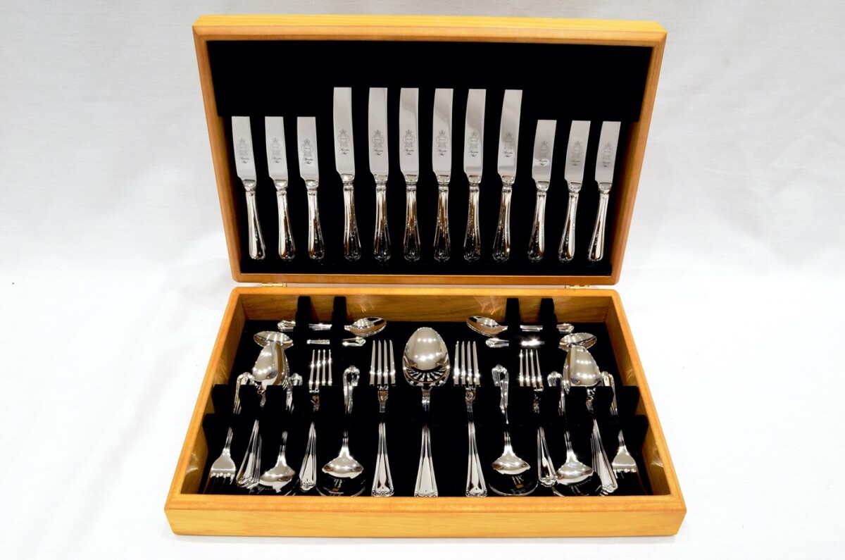 A Brand New Jesmond Pattern 44 Piece Oak Wooden Cased Canteen - Stainless Steel - Made in Sheffield