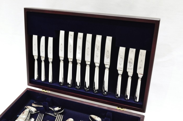 A Brand New Baguette Pattern 44 Piece Mahogany Wooden Cased Canteen - Stainless Steel - Made in Sheffield - Image 2