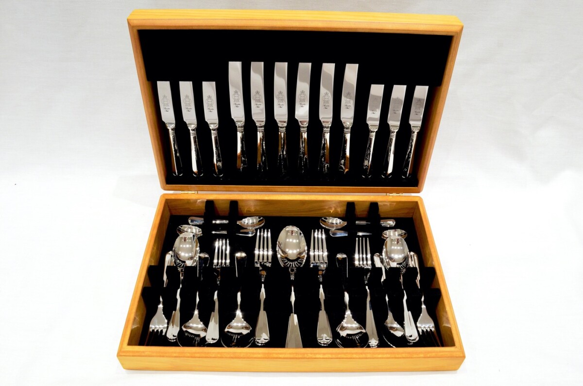 A Brand New Rattail Pattern 44 Piece Oak Wooden Cased Canteen - Stainless Steel - Made in Sheffield