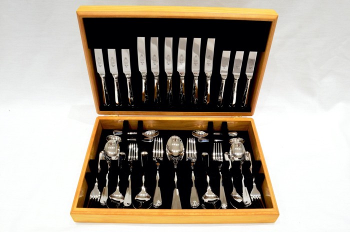 A Brand New Rattail Pattern 44 Piece Oak Wooden Cased Canteen - Stainless Steel - Made in Sheffield