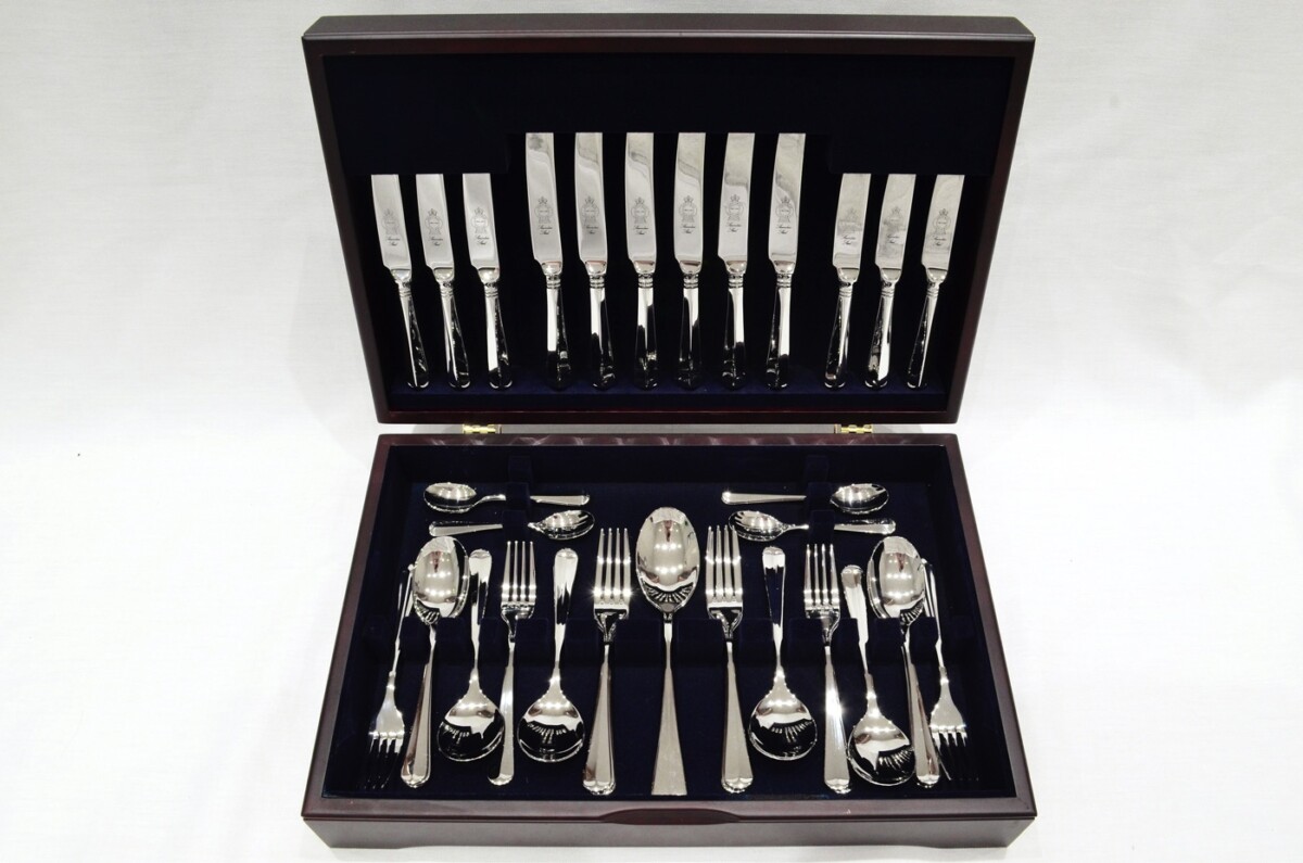 A Brand New Rattail Pattern 44 Piece Mahogany Wooden Cased Canteen - Stainless Steel - Made in Sheffield