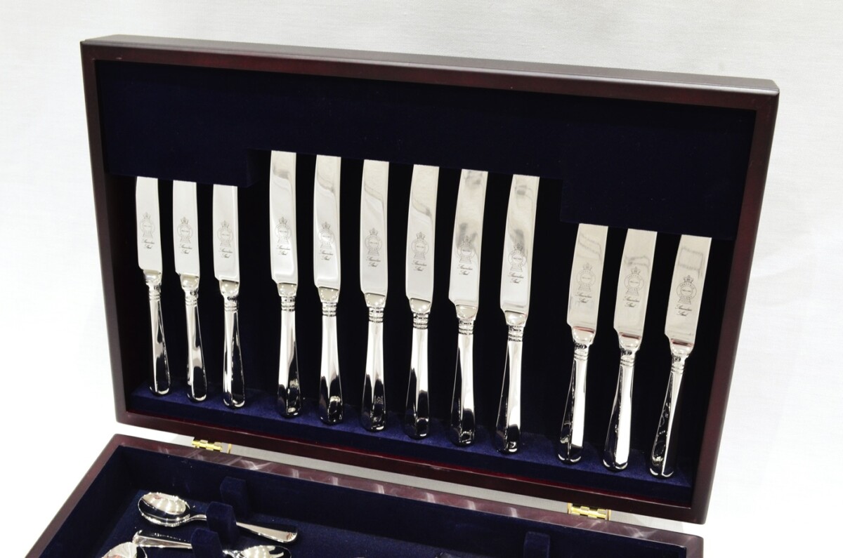 A Brand New Rattail Pattern 44 Piece Mahogany Wooden Cased Canteen - Stainless Steel - Made in Sheffield - Image 2
