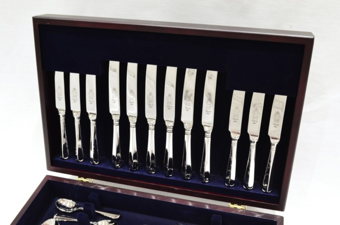 A Brand New Rattail Pattern 44 Piece Mahogany Wooden Cased Canteen - Stainless Steel - Made in Sheffield - Image 2