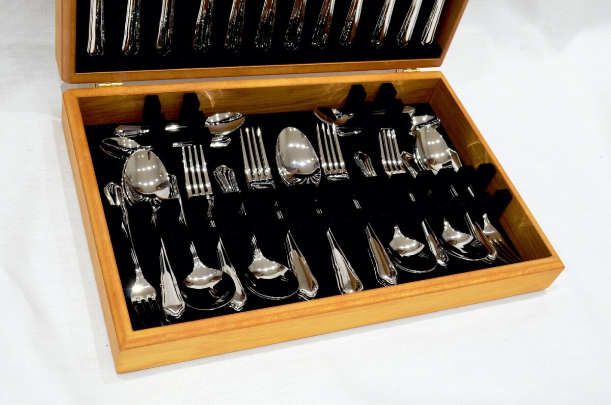 A Brand New Dubarry Pattern 44 Piece Oak Wooden Cased Canteen - Stainless Steel - Made in Sheffield - Image 3