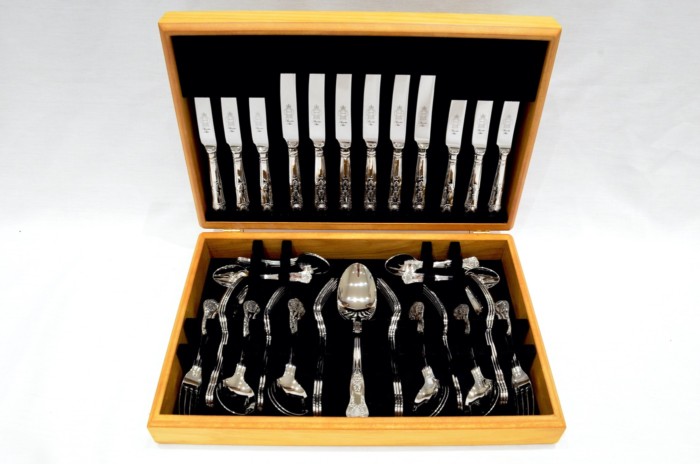 A Brand New Kings Pattern 44 Piece Oak Wooden Cased Canteen - Stainless Steel - Made in Sheffield