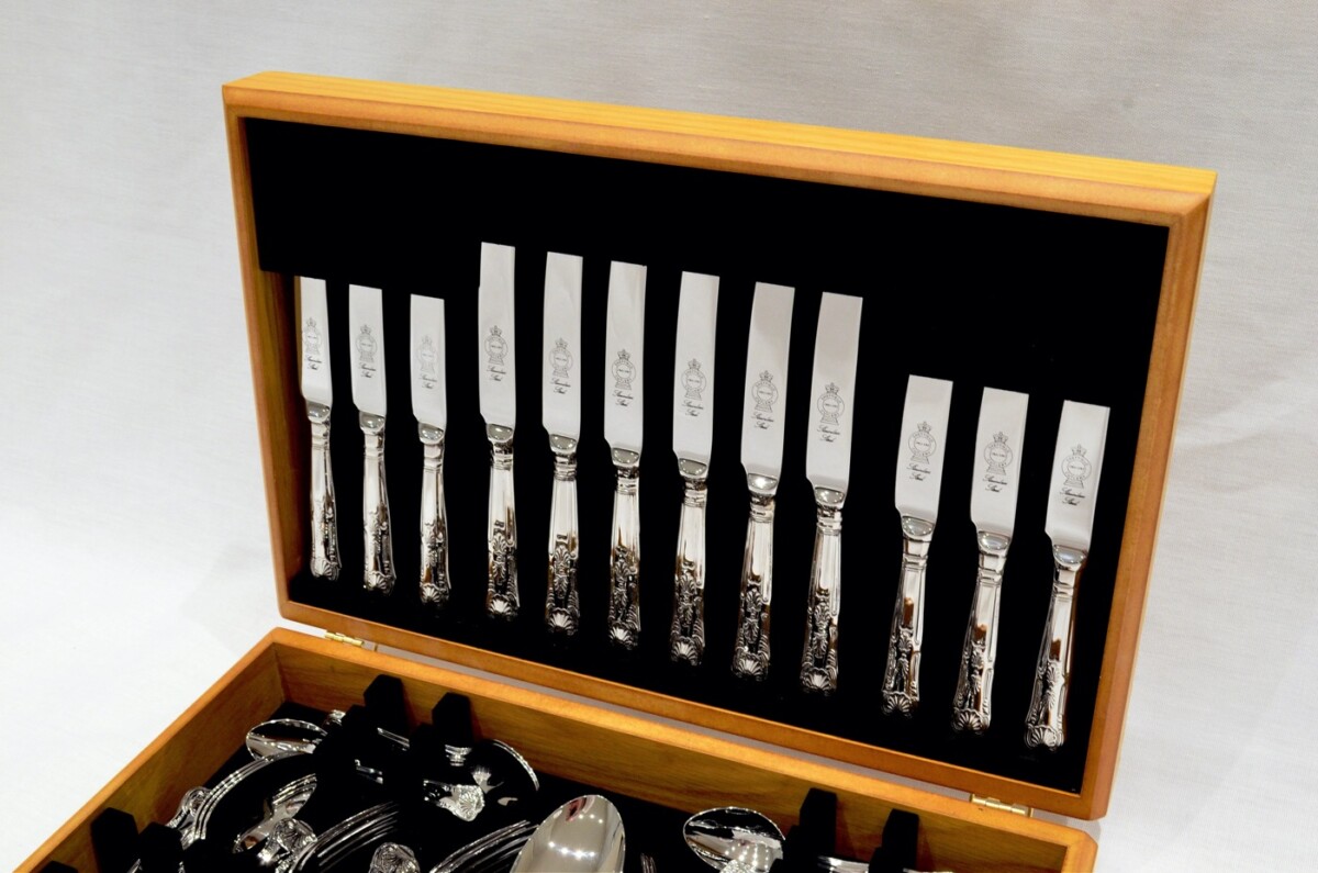 A Brand New Kings Pattern 44 Piece Oak Wooden Cased Canteen - Stainless Steel - Made in Sheffield - Image 2