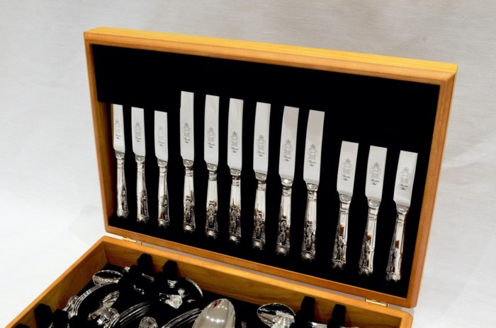 A Brand New Kings Pattern 44 Piece Oak Wooden Cased Canteen - Stainless Steel - Made in Sheffield - Image 2