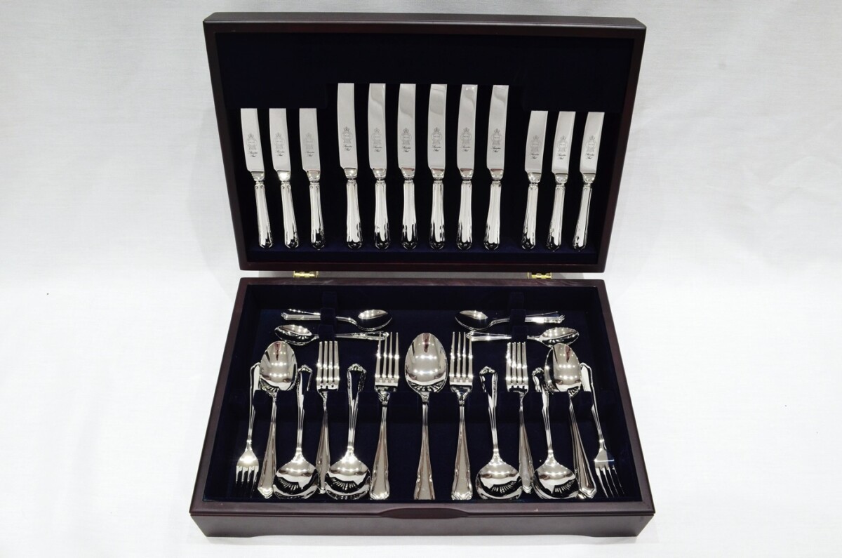 A Brand New Dubarry Pattern 44 Piece Mahogany Wooden Cased Canteen - Stainless Steel - Made in Sheffield