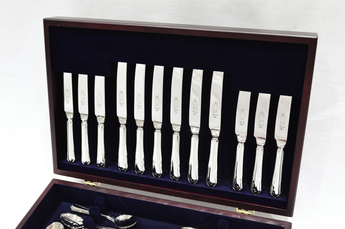 A Brand New Dubarry Pattern 44 Piece Mahogany Wooden Cased Canteen - Stainless Steel - Made in Sheffield - Image 2