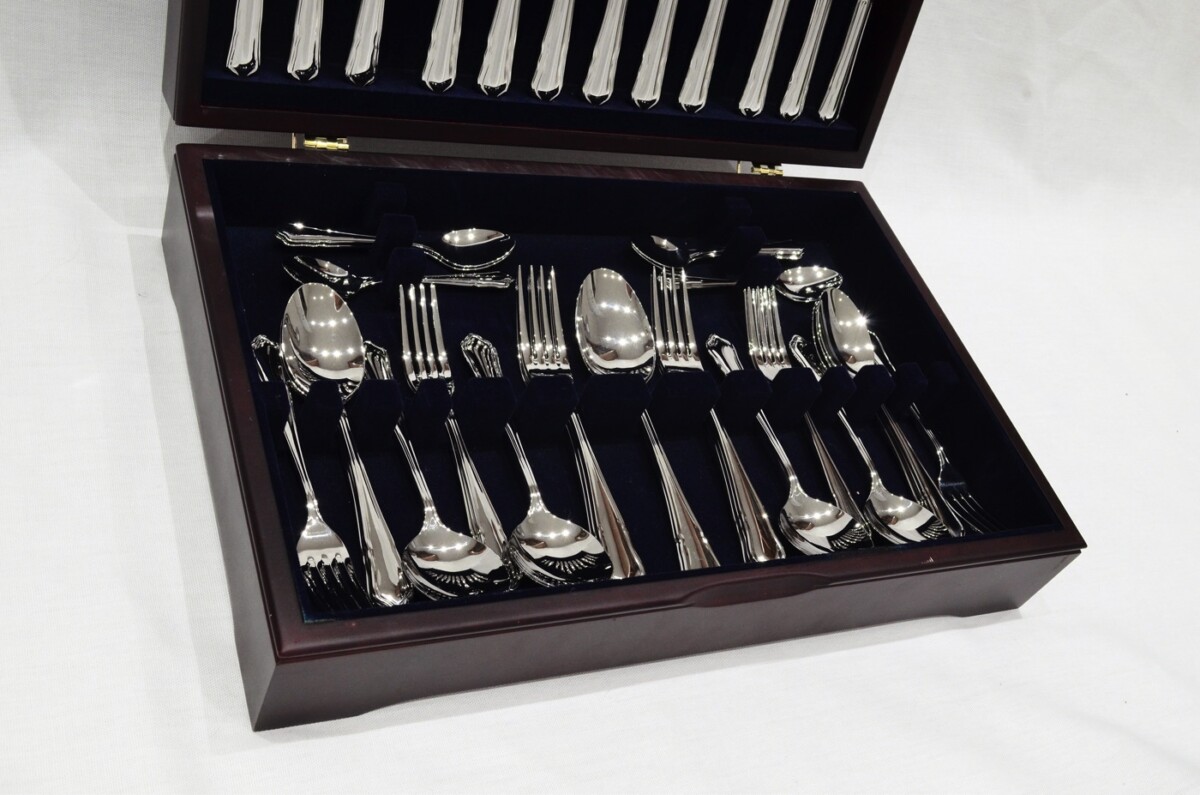 A Brand New Dubarry Pattern 44 Piece Mahogany Wooden Cased Canteen - Stainless Steel - Made in Sheffield - Image 3