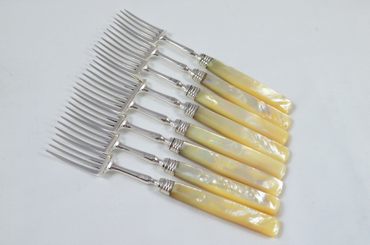 C.1800 Set of 8 Afternoon Tea Forks Solid Silver Mother Of Pearl Handles - Image 4