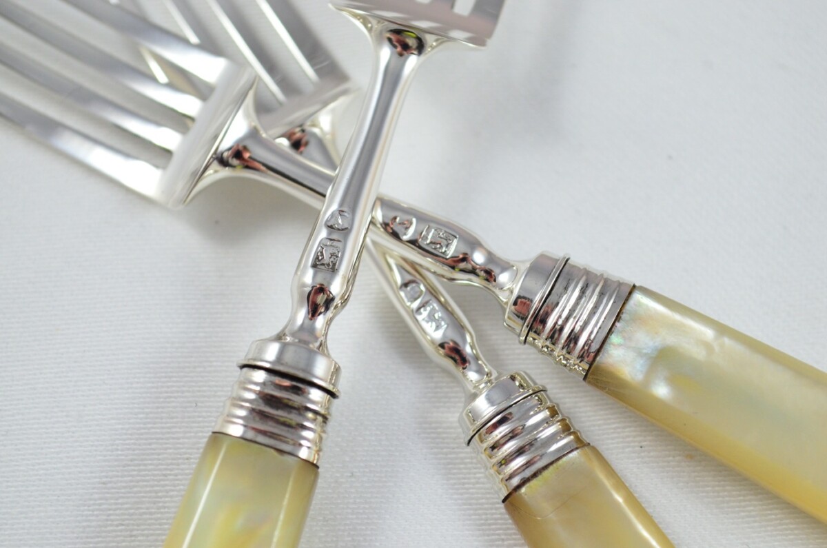 C.1800 Set of 8 Afternoon Tea Forks Solid Silver Mother Of Pearl Handles - Image 2